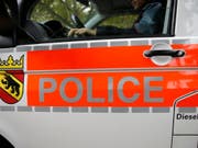 In Brügg bei Biel soll ein Mann eine ihm bekannte Frau mit Messerstichen schwer verletzt haben. Er meldete sich nach der Tat selbst bei der Polizei. (Symbolbild) (Bild: Keystone/PETER KLAUNZER)