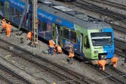 Erinnert an die Szene vor einer Woche am Bahnhof Luzern: Die entgleiste Zugskomposition auf der Geleiseanlage des Bahnhofs Bern. (Bild: Keystone/Lukas Lehmann)