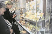 Besucher im Historischen Museum in Uri. (Bild: Urs Hanhart)