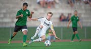 Der zweifache Luzerner Torschütze Abrahan Blättler (links) und der Schötzer Matthias Achermann kämpfen um den Ball. (Bild: Pius Amrein (Luzern, 20. Juni 2017))
