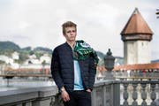 Ueli Huber zu Besuch in Luzern am linken Reussufer. Über seiner linken Schulter: das Leibchen seines neuen Klubs EHC Olten. (Bild Corinne Glanzmann)