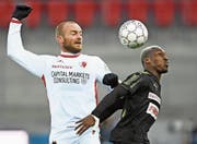 Erlebte eine turbulente Zeit: Sions Marco Schneuwly (links, im Duell mit GC-Spieler Souleyman Doumbia). (Bild: Freshfocus (Sion, 26. November 2017))