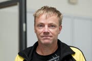Beat Signer (49), Stans: Ich habe selber zwei Kinder im Alter von Fabio. Meine Kinder sind zum Glück gesund. Sie kennen Fabio von der Schule, ich persönlich kenne ihn nicht. Ich habe aus der Zeitung von seinem Schicksal erfahren, da wollte ich helfen. Die Registrierung selber verlief komplett reibungslos. Angst davor hatte ich keine. Ich wünsche Fabio, dass die Aktion erfolgreich ist und ein geeigneter Spender gefunden wird. (Bild: Corinne Glanzmann / Neue NZ)