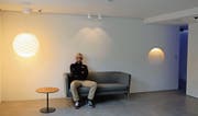 Sebastian Schwegler im neuen Showroom, der heute eröffnet wird. (Bild: Carina Odermatt (Sarnen, 13. September 2017))
