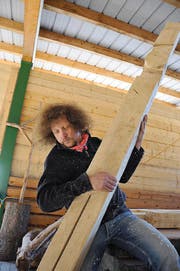 Luke Gasser im März in der Stanser Forsthütte beim Anfertigen des Wandkreuzes. (Bild: Neue NZ)