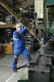 Alois Niederberger schiebt ein grosses Blech in die Abkantmaschine. (Bild Corinne Glanzmann)