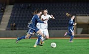 Gibts dieses Duell auch in Zukunft? FCL-Spielerin Melina Scodeller gegen Marina Keller vom FC Zürich. (Bild: Manuela Jans-Koch ( Luzern, 1. 4. 2016).)