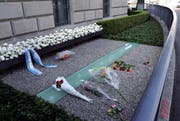 Blumen erinnern am Jahrestag (27. September) an das Attentat in Zug. (Bild: Werner Schelbert / Neue ZZ)