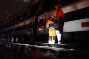 Der Zug steht still: Die Strecke ist unterbrochen, weil eine Fahrleitung heruntergerissen wurde. (Bild: Geri Holdener / Bote der Urschweiz)