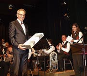 Als Geschenk erhielt der scheidende Dirigent Emil Wallimann ein Bild, rechts Präsidentin Michèle Ricciardi. (Bild: Kurt Liembd (31. März 2017))