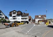 Baustelle: Die Hauptstrasse in Menzingen. (Bild: Stefan Kaiser / Neue ZZ)