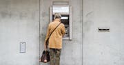 Frauen stehen bei Rentenantritt schlechter da als Männer. (Bild: Christian Beutler/Keystone (Zürich, 22. September 2015))