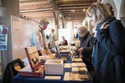 Stöbern, entdecken, anfassen, schmökern – gestern am Buchmarkt in der Kornschütte Luzern. (Bild: Manuela Jans-Koch (24. März 2018))