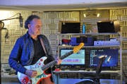 Ajay Mathur in seiner Studio-Lounge in Stans. (Bild: Philipp Unterschütz (Stans, 14. Februar 2018))