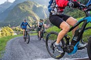 Mit dem Bike bei Amsteg stotzig bergauf: Um die Bevölkerung zu mehr Bewegung zu motivieren, sollen im Kanton Uri mehrere Ladestationen für E-Bikes aufgestellt werden. (Bild: Boris Bürgisser)