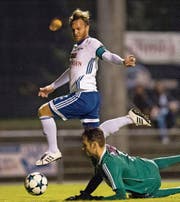 Der Buochser Christophe Lambert zieht vor dem 1:0 an Sursee-Torhüter Marco Peterhans vorbei. (Bild: Philipp Schmidli (Sursee, 29. 9. 2017))