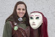 Monika Kayser mit ihrer Hobbit-Figur. (Bild: Edi Ettlin (12. Februar 2018))
