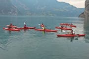 Die Schnuppertagteilnehmer bei ihren ersten Fahrversuchen mit dem Kanu auf dem Urnersee. (Bild: PD (Flüelen, 14. Juni 2017))