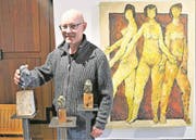Philippe von Wyl präsentiert von ihm bearbeitete Figuren, derweil im Hintergrund die «Tre Grazie» seines verstorbenen Vaters Ernst von Wyl zu sehen sind. (Bild: Romano Cuonz (Stansstad, 24. März 2018))