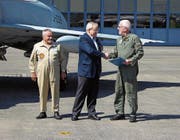 Dieter Häusermann (Mitte) vom Team Mirage J-2313 übergibt dem Vereinspräsidenten Ferdinand Meyer die Dokumente der Mirage IIIS. Links Peter Setz, ehemaliger Mirage-Hallenchef. (Bild: Franz Wegmann/PD)
