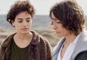 Die Heilerin und die reiche Städterin: Mara (Dorotheea Petre, links) und Lili (Elina Löwensohn). (Bild: Filmcoopi/PD)