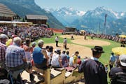 Bei Sonnenschein überzeugte der Haldiberg-Schwinget mit seiner einmaligen Bergkulisse. (Bilder: Elias Bricker (Haldi, 18. Juni 2017))