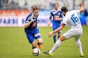 Befindet sich im Moment in Topform: Luzerns Jérôme Thiesson (links), hier am Sonntag im Zweikampf mit Zürichs Philippe Koch. (Bild: Keystone)