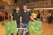 Dominik Planzer (rechts) und Teamkollege Roman Schneider feierten gestern gemeinsam. (Bild: Paul Gwerder (Altdorf, 3. Dezember 2017))