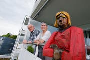 Steht bei Daniel und Gertrud Pfaffhauser immer auf dem Balkon: eine der drei Holzskulpturen des Künstlers Richi Merk. (Bild Stefan Kaiser)