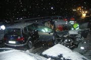 Der «Ausrutscher» eines Autofahrers auf der Axenstrasse führte zu massivem Blechschaden. (Bild: Urner Polizei)