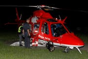 Mitarbeiter der Rega und der Kantonspolizei besprechen um Mitternacht den nächsten Suchflug. (Bild: Geri Holdener)