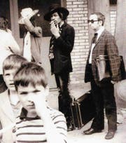 Stets zu Diensten: Freddy Vonwyl als selbst ernannter Bodyguard von Jimi Hendrix 1968 in Zürich. (Bild: PD)