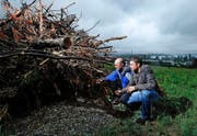 Hanspeter Knüsel (links) und Jonas Boog vom Verein LEK Reuss beim Asthaufen, der für verschiedenste Tiere ein Zuhause werden soll. (Bild: Stefan Kaiser)
