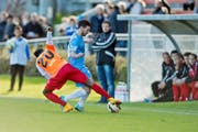 Fussball im Stadion Hert in Zug. Zugs Davide Palatucci gegen Jessy Nimi vom SC Cham. (Bild: Pius Amrein)