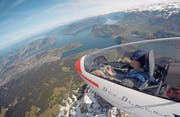 Der 18-jährige Sarner Jan Keiser ist der jüngste Pilot der Segelfluggruppe Obwalden. Auf dem Bild fliegt er in einem Doppelsitzer über den Pilatus. (Bild: Guido Müller/PD)