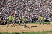 Vor imposanter Kulisse präparieren diese Helfer den Ring fürs nächste Duell. (Bilder: Robert Hess (30. Juli 2017))