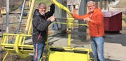 Silvio Schmid (links) bei der Übergabe des Sessels an Bernhard Russi. (Bild: PD (Andermatt, 6. April 2017))