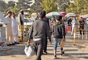 Nicht immer hapert es beim Vollzug: von Deutschland ausgeschaffte Asylsuchende nach ihrer Rückkehr in der afghanischen Hauptstadt Kabul. (Bild: Mohammad Jawad/AFP (13. September 2017))