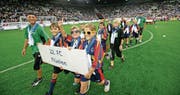 Junioren des FC Flüelen durften 2011 an der Eröffnung der Swisspor-Arena teilnehmen. (Bild: Philipp Schmidli (Luzern, 3. September 2011))