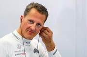 Ihm wird zur Zeit beinahe grenzenlose mediale Aufmerksamkeit geschenkt: Michael Schumacher. Hier ist er bei Vorbereitungen zu einem Training in der Formel 1 zu sehen. (Bild: Keystone / Archiv)