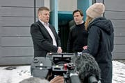 Auf dem Bild zu sehen ist Ignaz Walker (links) mit seinem Anwalt Linus Jaeggi, welche den Medien Auskunft geben. (Archivbild/Pius Amrein)