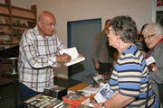 Taysir Abu Saada signiert nach dem Vortrag sein Buch. (Bild Marion Wannemacher)
