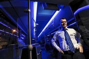 Der Buschauffeur Sabedin Bajrami fährt einen der insgesamt fünf neuen Busse der Zugerland Verkehrsbetriebe. Je nach Sichtverhältnissen kann er das Blaulicht einschalten. (Bild Werner Schelbert)
