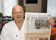 Immer dienstags nach Zermatt: Stolz zeigt Alfons Rohrer einen Artikel über ihn im «Walliser Boten». (Bild Adrian Venetz)