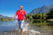 Urs Althaus planscht in einer Pause in Flüelen beim Reussdelta im Vierwaldstättersee. (Bild Philipp Schmidli)