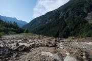 Geröll übersieht die Strasse im Meiental. (Bild: Peter Lienert (Husen im Meiental, 19. Juli 2017))