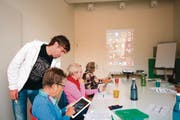 Roman Niederberger erklärt im Seminarraum der Pro Senectute Marianne Kristiansen die wichtigsten Funktionen an ihrem iPad. Bild: Marion Wannemacher (Sarnen, 26. September 2016)