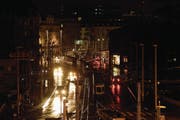In Zürich ist der Strom ausgefallen. Blick auf den dunklen Bahnhofplatz. (Bild: Walter Bieri / Keystone (4. September 2016))
