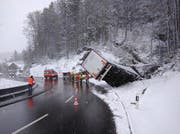 Der Laster kam auf der Talfahrt ins Rutschen. (Bild: Geri Holdener, Bote der Urschweiz)