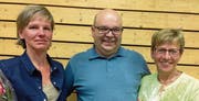 Von links: Ruth Indergand, neue stellvertretende Sakristanin, Thomas Furger, Kirchenratspräsident, und Vreni Arnold, abtretende stellvertretende Sakristanin. (Bild: PD (Erstfeld, 14. Juni 2017))